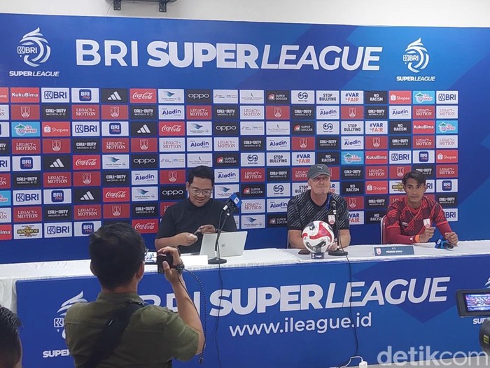 Pelatih Persis Solo, Peter de Roo, saat konferensi pers di Stadion Manahan Solo, Jumat (15/8/2025).
