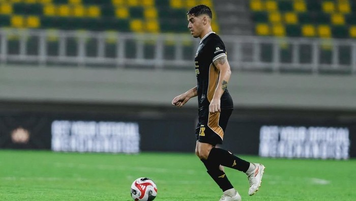 Pemain Dewa United Alexis Messidoro.