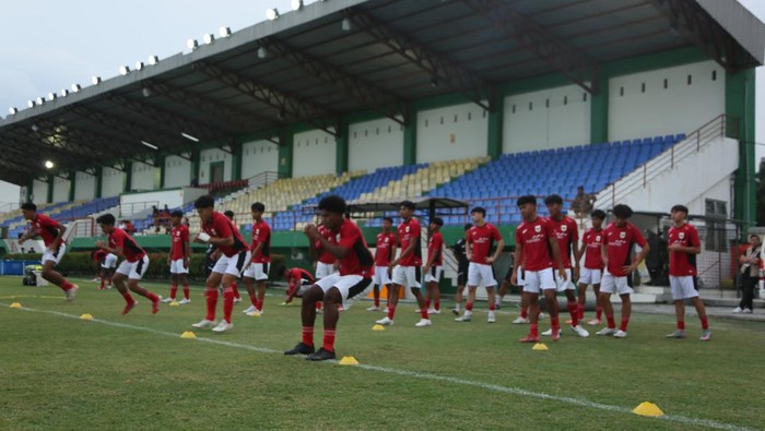 Pemain Timnas Indonesia U-17 menjalankan latihan di Stadion Mini Pancing, Medan. (Dok. Istimewa)