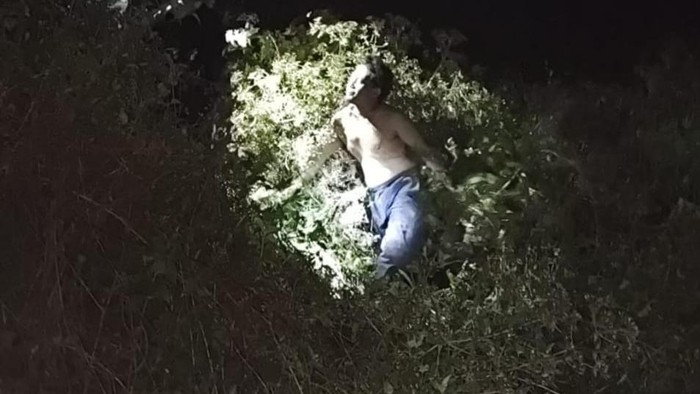 Momen saat Dwi Utomo alias Uut, pria yang diduga membunuh lansia ibunya sendiri, saat diamankan di Wonogiri, Jumat (15/8/2025).