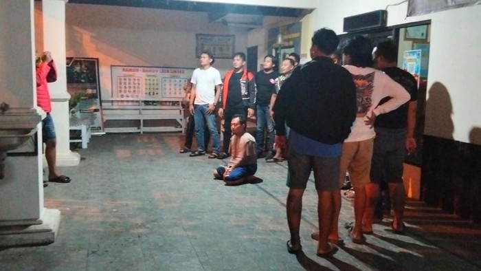 Momen saat Dwi Utomo alias Uut, pria yang diduga membunuh lansia ibunya sendiri, saat diamankan di Wonogiri, Jumat (15/8/2025).