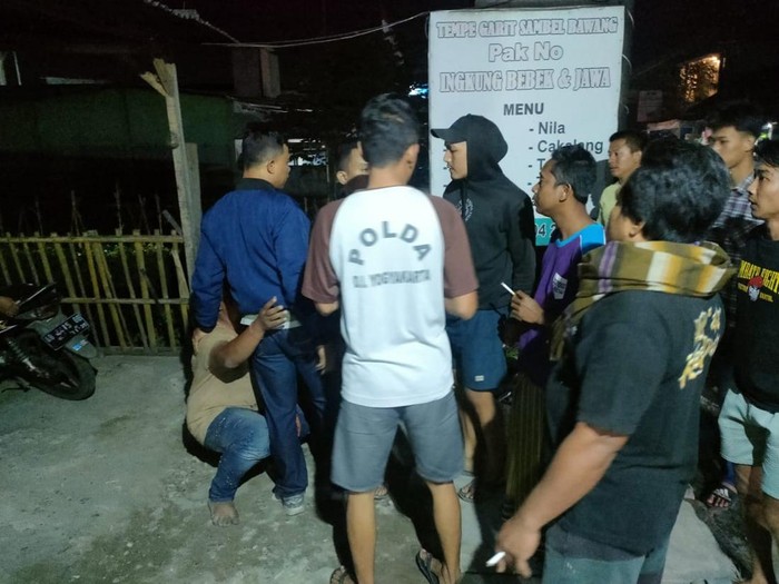 Suasana keributan di Bembem, Trimulyo, Jetis, Bantul, Kamis (14/8/2025) malam. Seorang pria Madura dihajar warga setempat karena menggoda ibu warga tersebut.
