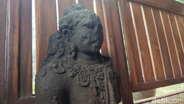 Temuan arca diduga benda peninggalan cagar budaya di Warak Kidul, Mlati, Sleman, Jumat (15/8/2025).