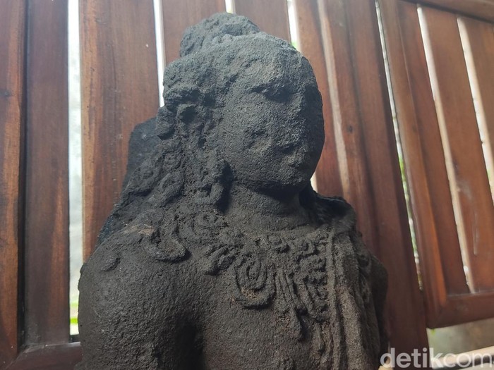 Temuan arca diduga benda peninggalan cagar budaya di Warak Kidul, Mlati, Sleman, Jumat (15/8/2025).