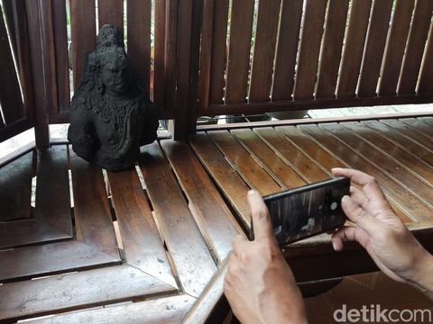 Temuan arca diduga benda peninggalan cagar budaya di Warak Kidul, Mlati, Sleman, Jumat (15/8/2025).