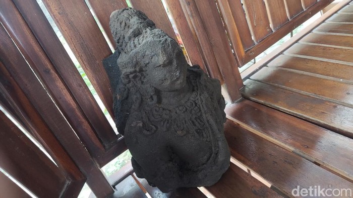 Temuan arca diduga benda peninggalan cagar budaya di Warak Kidul, Mlati, Sleman, Jumat (15/8/2025).