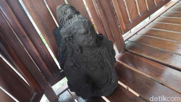 Temuan arca diduga benda peninggalan cagar budaya di Warak Kidul, Mlati, Sleman, Jumat (15/8/2025).