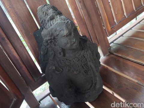 Temuan arca diduga benda peninggalan cagar budaya di Warak Kidul, Mlati, Sleman, Jumat (15/8/2025).