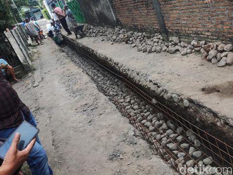 Temuan arca diduga benda peninggalan cagar budaya di Warak Kidul, Mlati, Sleman, Jumat (15/8/2025).