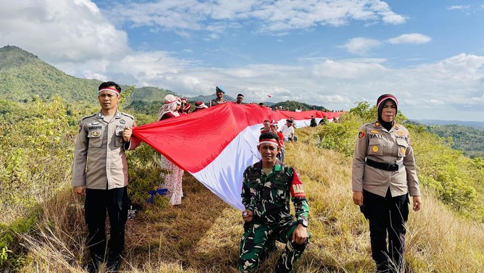 Pengibran bendera merah putih di Lamuru, Bone.