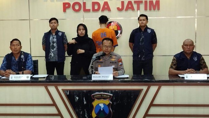 Press release UU ITE Polda Jatim penangkapan pria Jakarta Selatan yang menyebar foto dan video siswi SMA