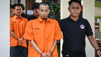 sebanyak 7 orang tersangka ditangkap dalam operasi ini. Peran ketujuh tersangka, sebagai berikut: SA, laki-Laki, umur 33 tahun (bandar pengendali), DE, laki-Laki, umur 30 tahun (kurir), AW, laki-Laki, umur 35 tahun (kurir penjual), ADR, laki-Laki, umur 30 tahun (kurir), DM, laki-Laki, umur 34 tahun (kurir), MM, laki-Laki, umur 27 tahun (kurir) dan Z, laki-Laki, umur 50 tahun (bandar). ANTARA FOTO/Sulthony Hasanuddin