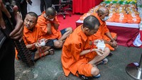 Ketujuh tersangka sindikat narkoba jaringan internasional ini pun disangkakan dengan pasal 114 ayat 2 dan atau 112 ayat 2 Undang-undang Republik Indonesia Nomor 35 tahun 2009 tentang narkotika. Para tersangka terancam maksimal 20 tahun penjara, seumur hidup hingga hukuman mati. ANTARA FOTO/Sulthony Hasanuddin