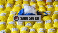Direktorat Reserse Narkoba Polda Metro Jaya mengungkap tindak pidana narkotika jaringan internasional Iran, China, Malaysia, dan Indonesia dengan mengamankan tujuh tersangka beserta barang bukti sebanyak 516 kilogram sabu. ANTARA FOTO/Sulthony Hasanuddin