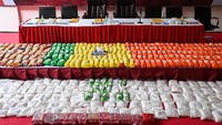 Sejumlah barang bukti narkoba jenis sabu ditunjukkan saat rilis pengungkapan kasus narkotika di Direktorat Reserse Narkoba Polda Metro Jaya, Jakarta. ANTARA FOTO/Sulthony Hasanuddin