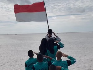 Polisi dan Paskibra Kibarkan Merah Putih di Perairan Concong Inhil