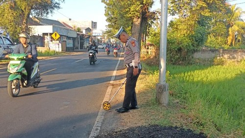 Polisi melakukan olah TKP di lokasi Kecelakaan maut terjadi di Jalan Singaraja-Lovina, Jumat (15/8/2025). (Polres Buleleng)