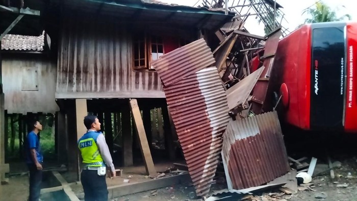 Polisi mengebakuasi bus yang mengalami kecelakaan di Muara Enim.
