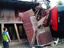 Bus yang Tabrak Rumah Warga di Muara Enim Bawa 24 Penumpang, Ada 1 WNA