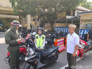 Polisi Blitar Kota Berbaju Pahlawan Bagi Bendera untuk Pemohon SIM