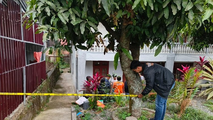 Polisi saat olah TKP di lokasi pembunuhan.