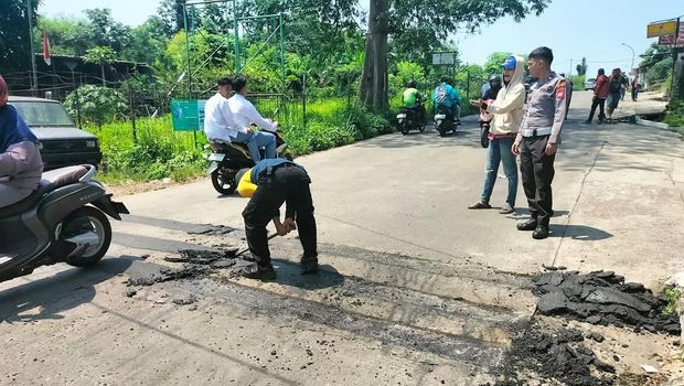 Polisi tidur deret 3 di Depok dibongkar