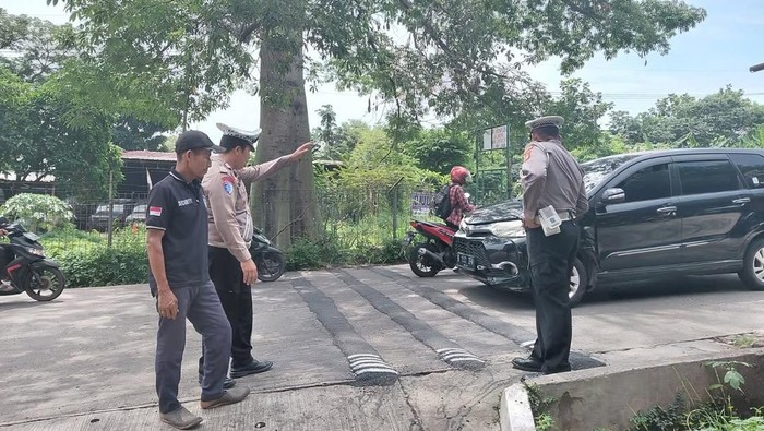Polisi tidur deret 3 di Depok dibongkar