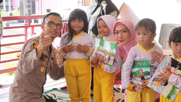 Polres Dumai mengajarkan anak-anak TK Kemala Bhayangkari menanam dan merawat pohon.