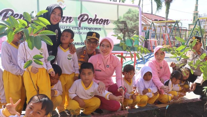 Polres Dumai mengajarkan anak-anak TK Kemala Bhayangkari menanam dan merawat pohon.