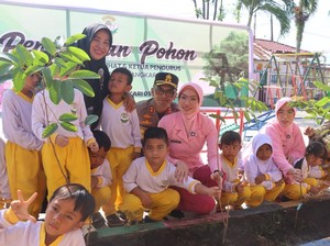 Ajarkan Cinta Lingkungan Sejak Dini, Polres Dumai Ajak Anak TK Tanam Pohon