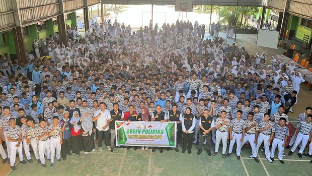 Polres Dumai sosialisasi bahaya narkoba, tanam pohon hingga bagikan bendera di SMA Negeri 1 Kota Dumai, Kamis (14/8/2025).