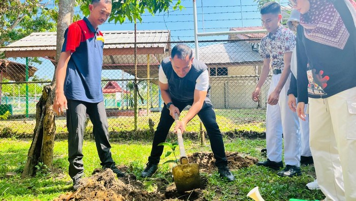 Polres Dumai sosialisasi bahaya narkoba, tanam pohon hingga bagikan bendera di SMA Negeri 1 Kota Dumai, Kamis (14/8/2025).