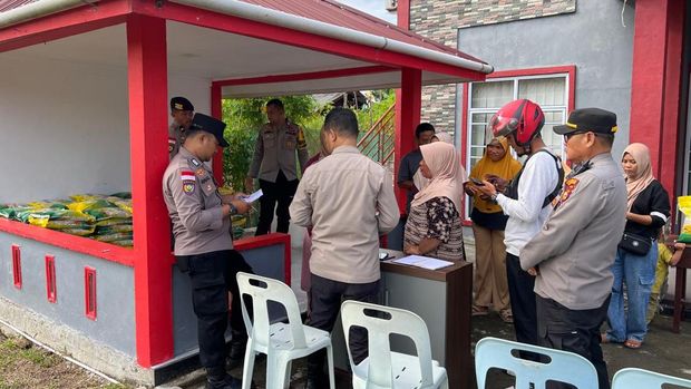 Polres Kepulauan Meranti menggelar Gerakan Pangan Murah mendistribusikan beras SPHP kepada masyarakat.