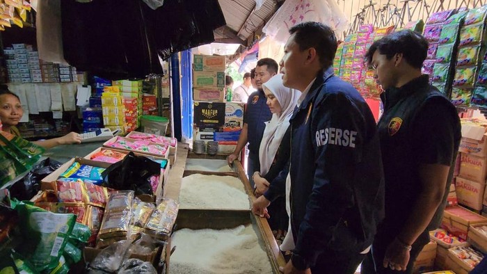 Polres Pelabuhan Tanjung Priok mengecek stok beras di Pasar Muara Angke. (Dok. ist)