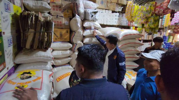 Polres Pelabuhan Tanjung Priok mengecek stok beras di Pasar Muara Angke. (Dok. ist)