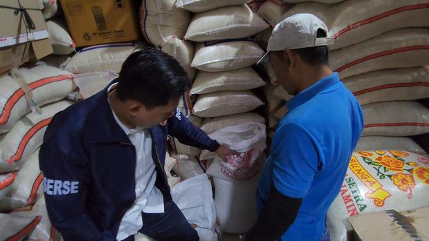 Polres Pelabuhan Tanjung Priok mengecek stok beras di Pasar Muara Angke. (Dok. ist)