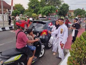 Gandeng Perguruan Silat, Polres Sragen Bagikan Bendera Merah Putih