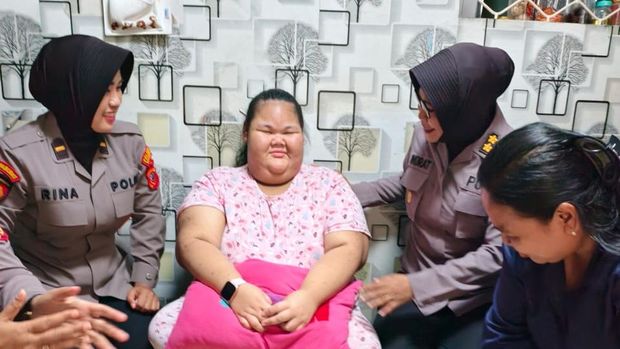 Polwan Polresta Bogor Kota kunjungi anak penderita obesitas yang ingin jadi Polwan Polwan Polresta Bogor Kota kunjungi anak penderita obesitas yang ingin jadi Polwan