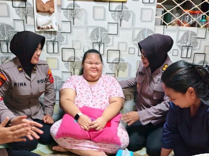 Polwan Polresta Bogor Kota kunjungi anak penderita obesitas yang ingin jadi Polwan
