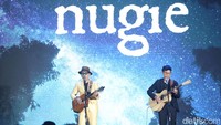 Nugie bersama anaknya Arkazora Nugraha tampil menghibur pada malam Anugerah Ekonomi Hijau 2025. 