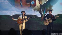 Nugie membawakan sejumlah lagu hitsnya bersama sang anak. 