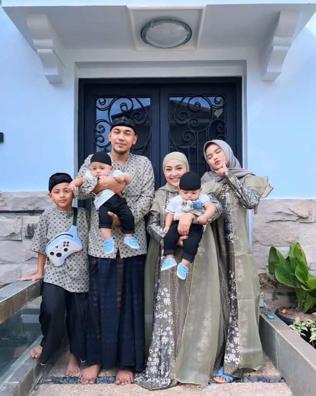 Semasa hidup, Mpok Alpa diketahui sangat dekat dengan keluarga. Komedian yang berpulang di usia 38 tahun ini kerap memperlihatkan potret harmonis dirinya dengan suami dan anak, termasuk si kembar yang baru lahir 10 bulan lalu. Foto: Instagram/@nina_mpokalpa