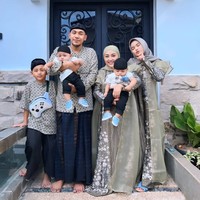 Semasa hidup, Mpok Alpa diketahui sangat dekat dengan keluarga. Komedian yang berpulang di usia 38 tahun ini kerap memperlihatkan potret harmonis dirinya dengan suami dan anak, termasuk si kembar yang baru lahir 10 bulan lalu. Foto: Instagram/@nina_mpokalpa