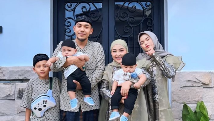 Potret Mpok Alpa dan Keluarga.