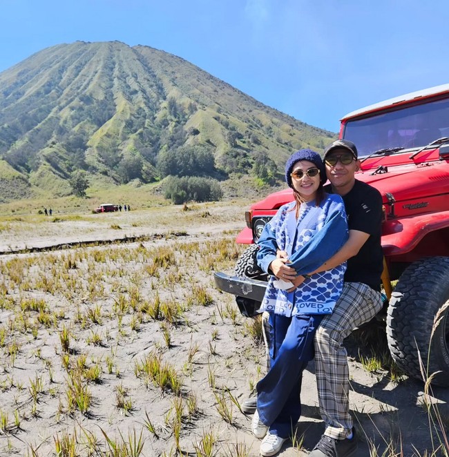 Mpok Alpa juga tak sungkan memperlihatkan kemesraan bersama sang suami, Ajie Darmaji. Foto: Instagram/@nina_mpokalpa