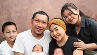 Setelah dua bulan libur usai melahirkan anak kembar, Mpok Alpa antusias banget bakal kembali syuting. Mpok Alpa menceritakan mempersiapkan segalanya untuk menunjang penampilannya, salah satunya wig. Foto: Instagram/@nina_mpokalpa