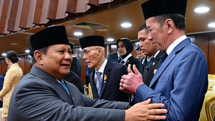 Prabowo salami Jokowi