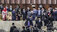 Setelah bersalaman, Jokowi merespon dengan dua jempol.  