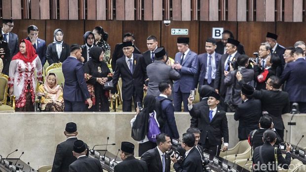 Presiden Prabowo Subianto menyalami sejumlah mantan Presiden dan Wapres usai menyampaikan pidato kenegaraan Sidang Tahunan MPR-Sidang Bersama DPR/DPD di gedung Nusantara, Jakarta, Jumat (15/8/2025).
