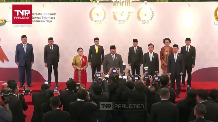Presiden Prabowo Subianto kembali tiba di gedung DPR untuk menghadiri sidang tahunan lanjutan. Di sesi kedua ini, Prabowo akan berpidato menyampaikan RUU APBN 2026 beserta nota keuangan.
